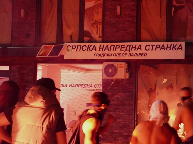 Демонстранти запалили просторије СНС-а у Ваљеву и демолирали улаз у Градску управу (ВИДЕО)