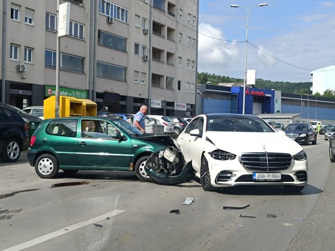 Саобраћајна незгода на Лаушу, стварају се гужве (ФОТО)