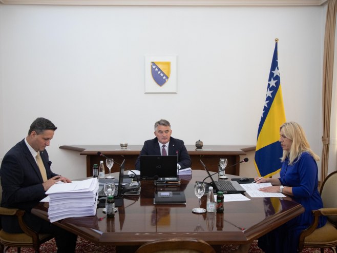 Предсједништво БиХ усвојило буџет, Цвијановић прегласана - буџетом прављен простор за Шмитове антидејтонске акробације