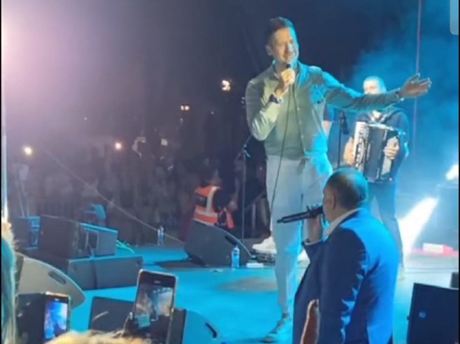 Додик и Роквић запјевали Требињцима - "Ово је моја кућа..." (ВИДЕО)