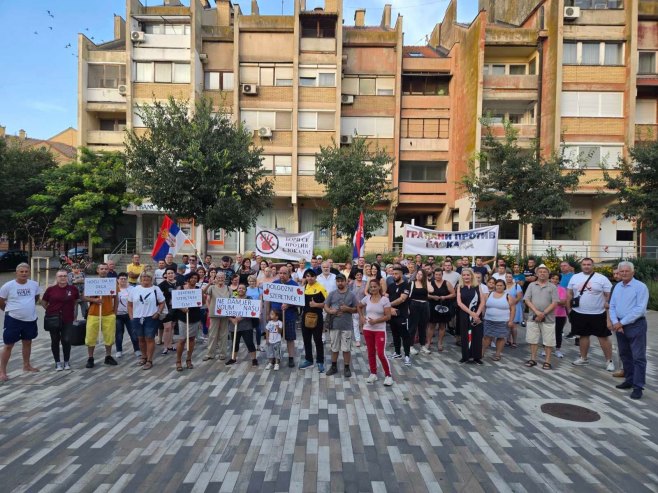 Окупљање грађана који се противе блокадама у Србији (ФОТО)