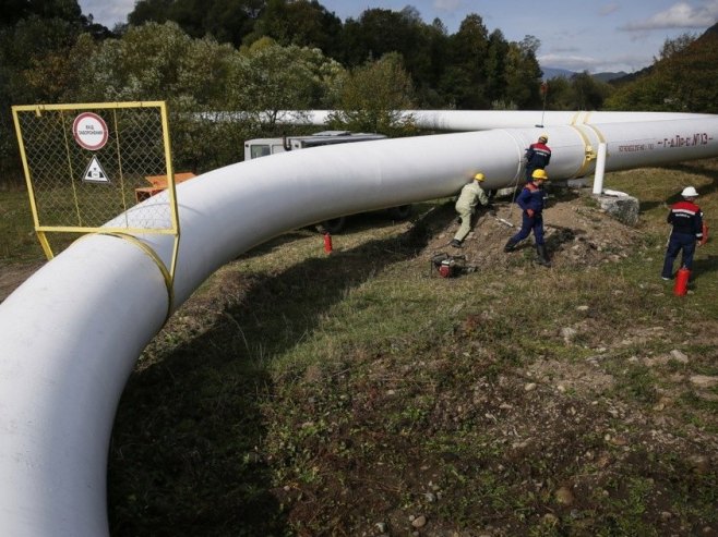 Нафтовод (фото: EPA/ROMAN PILIPEY) - 