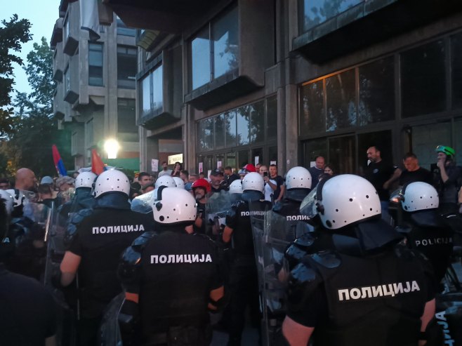 Нови Сад: Група студената у блокади ушла на Филозофски, испред зграде стигла полиција