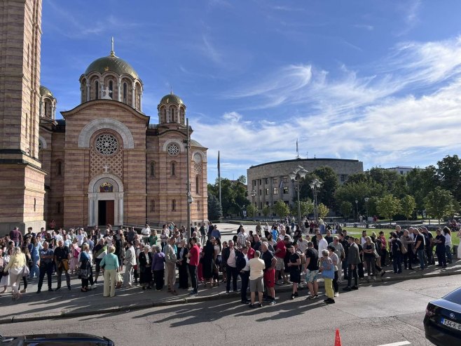 Мјештани поткозарских села, представници пливачких клубова и радници Водовода испред Градске управе Бањалука (ФОТО)