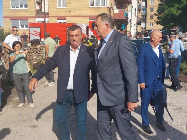 Додик у Власеници обишао стамбену зграду која је оштећена у пожару (ФОТО)