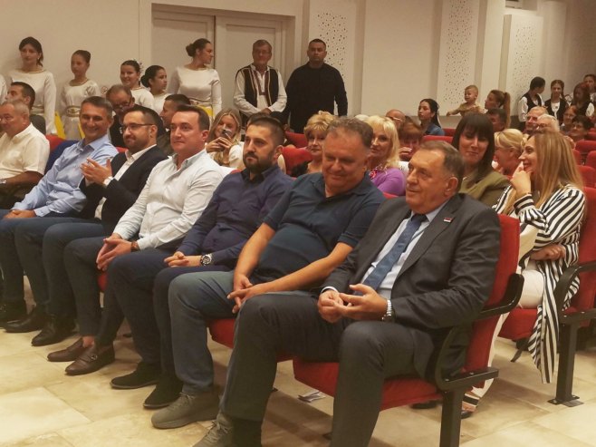 Предсједник Српске на концерту традиционалне Српске пјесме у Новој Тополи (ФОТО)