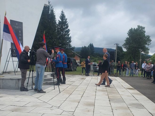 Polaganje vijenaca u Stričićima (foto: RTRS)