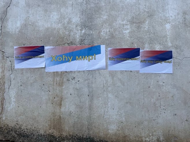 У српским срединама на КиМ плакати у бојама српске заставе