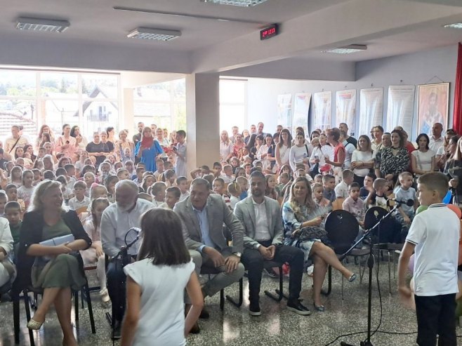Предсједник Српске посјетио ОШ "Свети Сава" на Лаушу; Уприличен културно-умјетнички програм (ФОТО)