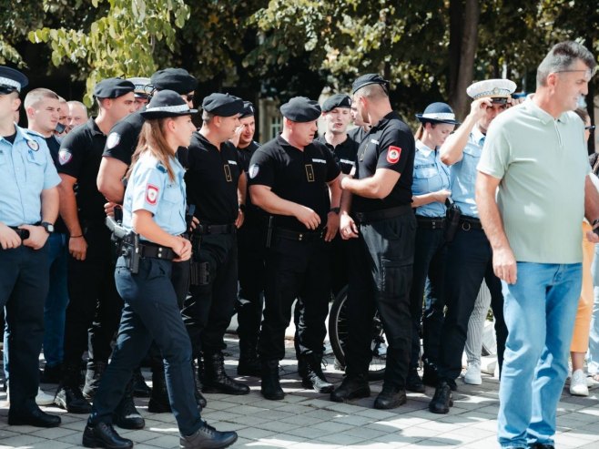 Протест полицајаца пред Основним судом у Бањалуци због напада на службена лица (ФОТО)