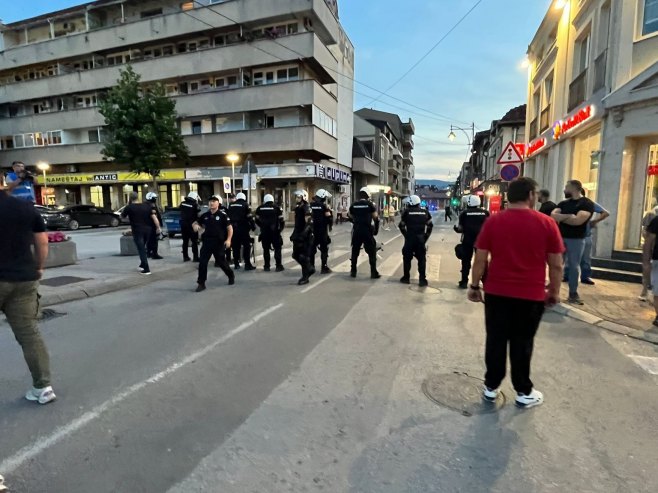 Тензије између учесника скупова против блокада и присталица блокада у Чачку и Шапцу