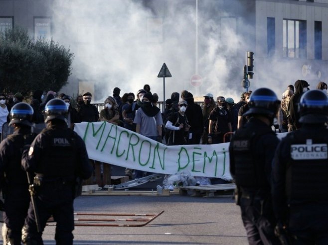 Протести у Француској (Фото: EPA/GUILLAUME HORCAJUELO) Протести у Француској (Фото: EPA/GUILLAUME HORCAJUELO) -