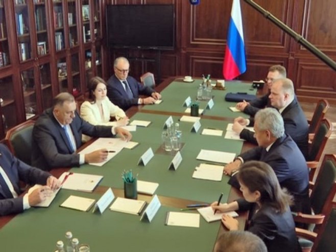 Шојгу на састанку са Додиком у Москви: Надам се да ће мјере које предузима Српска, а које Русија подржава, дати резултате