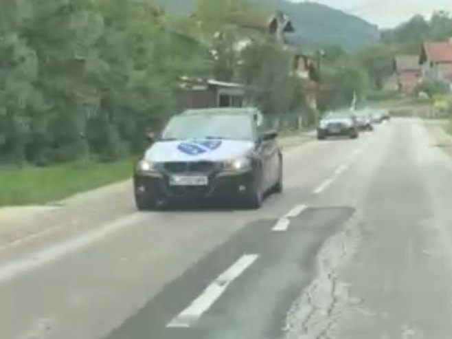 Док Срби пале свијеће за страдале на Возући, Бошњаци провоцирају ратним заставама тзв. Армије БиХ (ВИДЕО)