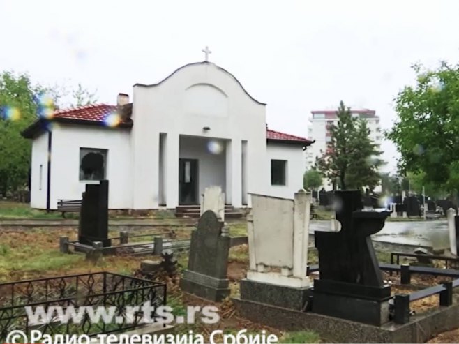 Оскрнављена капела на православном гробљу у Приштини