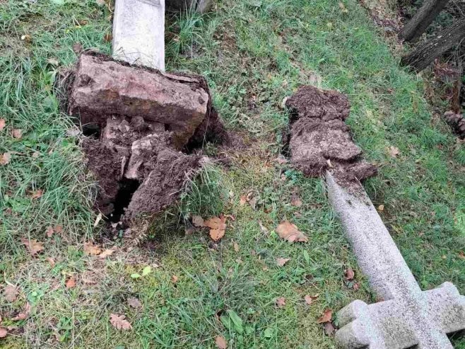 У селу Печуј поред Зенице на православном гробљу срушено 60 крстова (ФОТО)