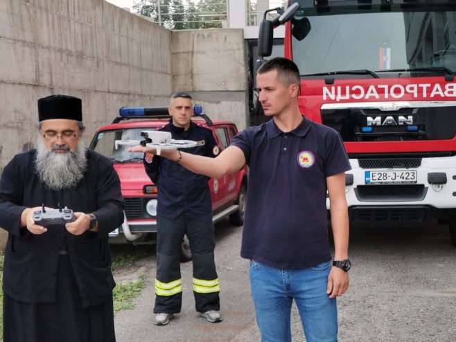 Ватрогасци у Петрову добили дрон - донација игумана Манастира Светог Николе