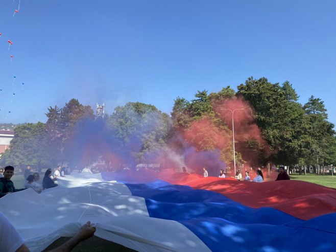 Добојски средњошколци поводом Дана српског јединства развили заставу дугу 33 метра (ФОТО/ВИДЕО)