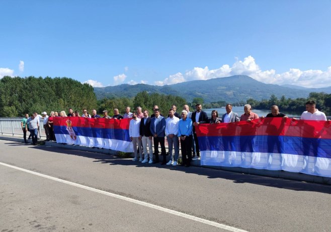 Спајање застава општине Братунац и Љубовија - Дрина није граница, већ кичма српког народа (ФОТО)