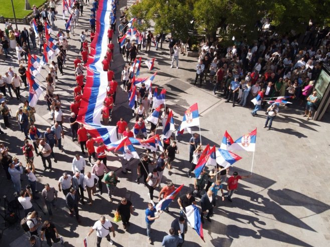 Развијена застава дуга 120 метара испред Палате Републике; Додик: Данас сви заједно славимо велики празник (ВИДЕО) Развијена застава дуга 120 метара испред Палате Републике; Додик: Данас сви заједно славимо велики празник (ВИДЕО)