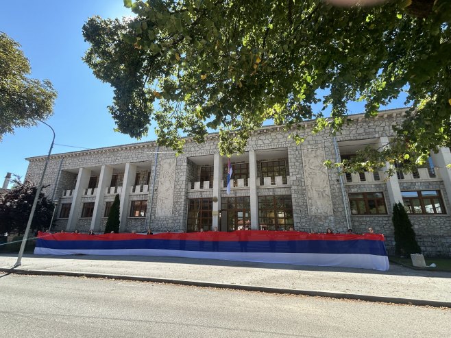 У Дрвару развијена српска тробојка дуга 50 метара