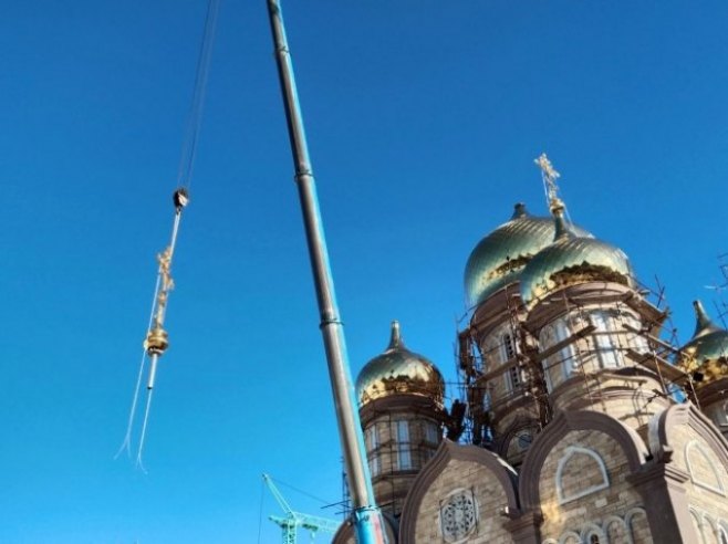 Постављање крстова на Храму Преображења Господњег у Бањалуци (ВИДЕО)