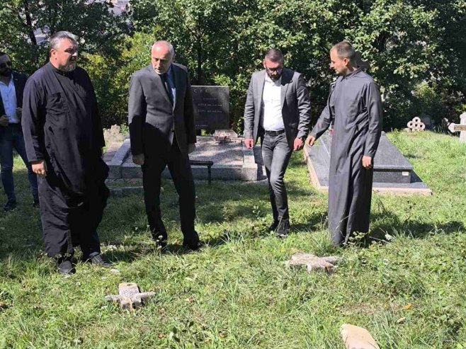 Егић посјетио православно гробље у Печују које су оштетили вандали (ФОТО)