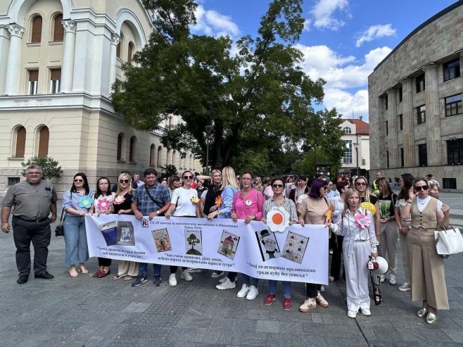 Бањалука: Мирни протест запослених у Центру за предшколско васпитање и образовање (ФОТО)