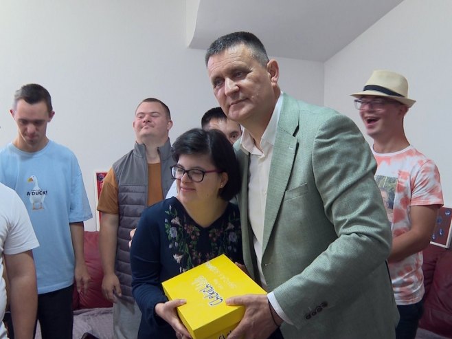 Ћајић поклонио патике члановима Даун синдром центра Бањалука