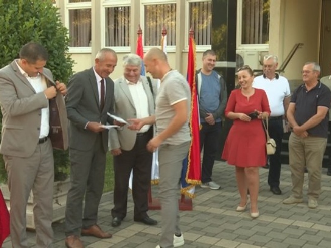 Грађанима Челинца подијељен примјерак Дејтонског споразума: Циљ да свака кућа добије документ