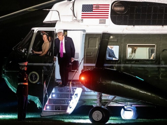 Принудно слетио хеликоптер с Трампом и Меланијом