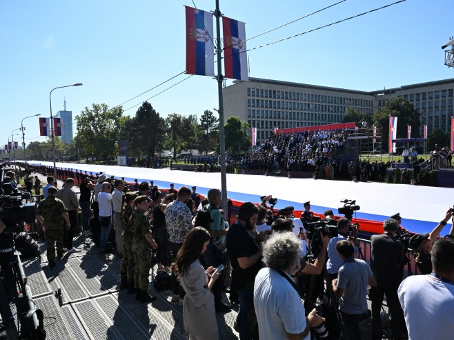 Испред Палате Србије развијена српска тробојка дуга 300 метара