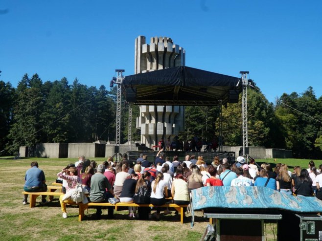 Veliki poetski čas kod spomenika na Mrakovici (Foto: Srna)