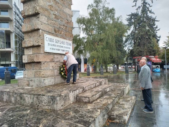 Положен вијенац на Споменик палим борцима НОР-а - Фото: СРНА