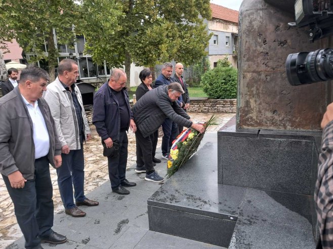 Polaganje vijenaca u Novom Gradu (Foto: RTRS)