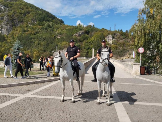 Полицијска коњица патролирала улицама Вишеграда (ФОТО)