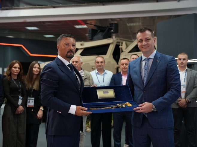 Поклон "Орла" директору ТРБ-а у знак чврсте сарадње двије компаније