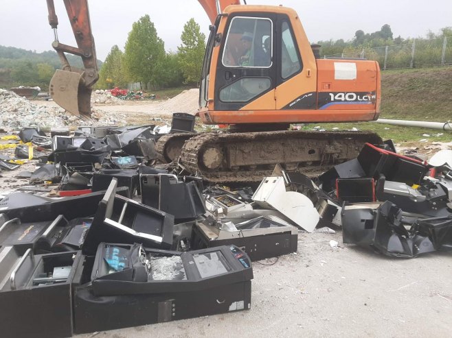 Uništavanje ilegalnih aparata (Foto: RTRS)
