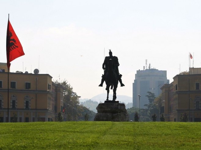 Албанија: На улицама билборди са фотографијама бивших вођа терористичке ОВК