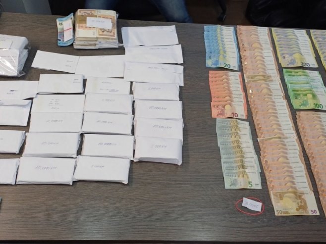У акцији "Фирма" одузет новац, оружје, скупоцјена возила; Претреси на 36 локација, ухапшено осам особа (ФОТО/ВИДЕО)