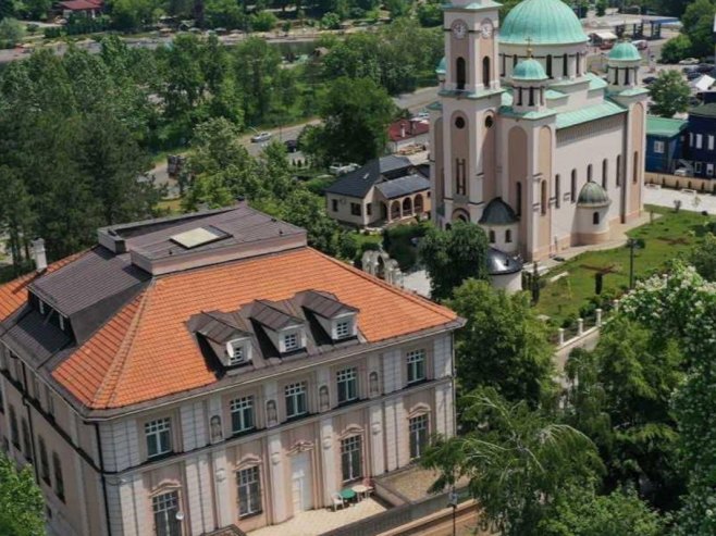 Пријетња свештенству СПЦ у Тузли: Свештеника ћемо преобратити на ислам, а крст замијенити мјесецом и звијездом (ФОТО)