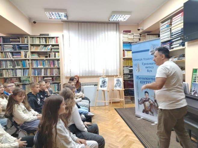 У Градској читаоници у Приједору, промовисан је роман "Громовити витез Вук" аутора Синише Тешановића 