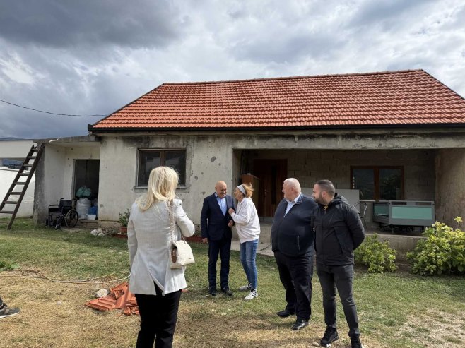 Чордаш и Јотић посјетили породицу Бован чија је кућа уништена у невремену (ФОТО)