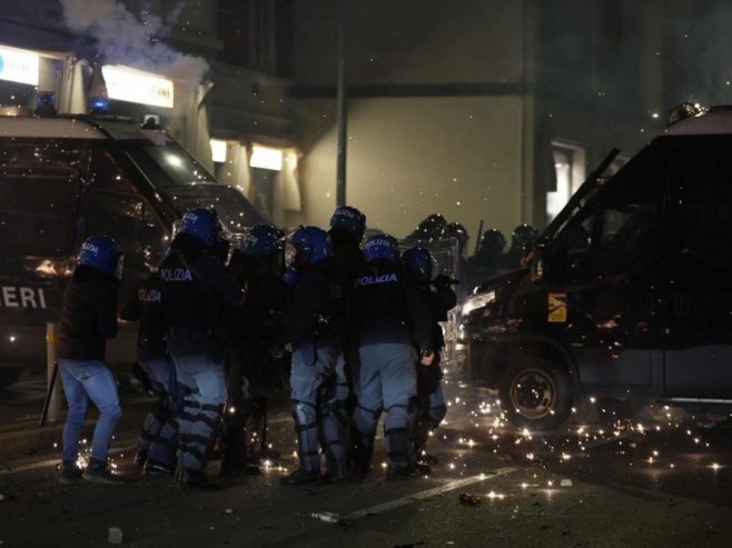Италија, протести (фото: EPA/MAX CAVALLARI) - 