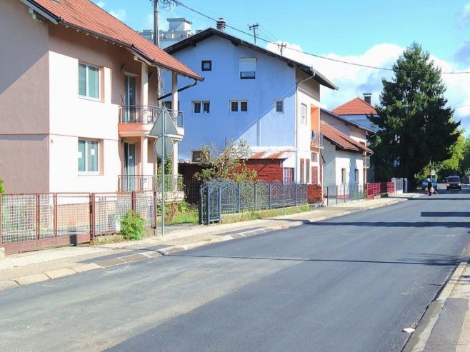 Мјештани Улице браће Југовића у насељу Обилићево огорчени: Улица асфалтирана, а као да није! (ВИДЕО)