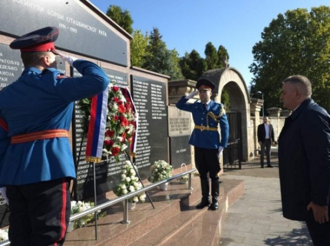 Минић положио вијенац на споменик погинулим борцима на гробљу "Свети Пантелија"