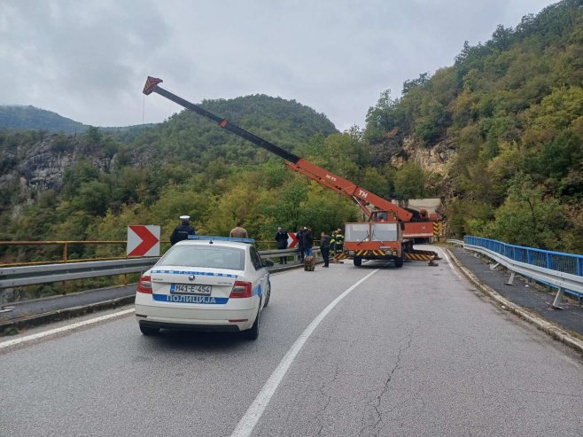 Обустава саобраћаја на дијелу магистралног пута Добрун-Вардиште