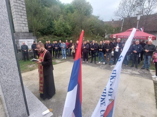 Факовићи код Братунца: Парастосом за 49 мјештана обиљежен масакр над српским војницима и цивилима (ФОТО)