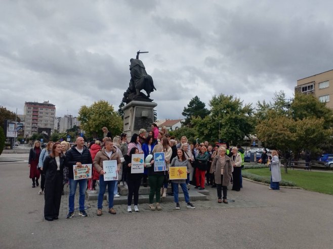 Бијељина: Протест радника Вртића "Чика Јова" због неисплаћених плата; Ускоро на улици и радници других институција (ФОТО)