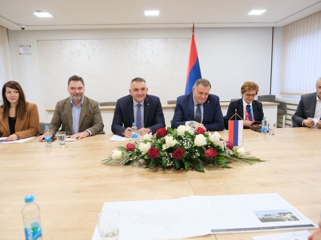 Dodik, Minić i ministri u posjeti opštini Han Pijesak (Foto: RTRS)